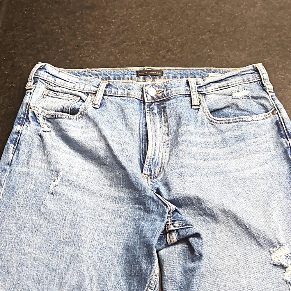 Distressed cropped jeans